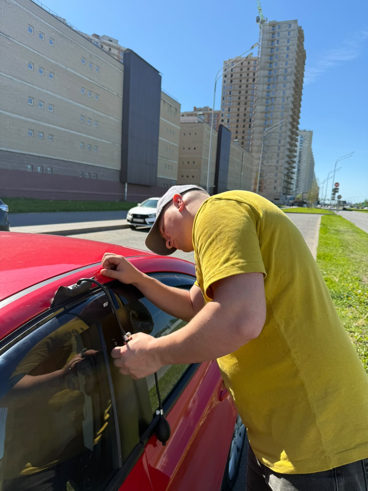 Аварийное вскрытие автомобиля мастером в Тосно